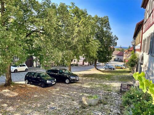 Salzmarkt... eine begrünte Park- bzw. Vorfläche & Blick zum Marktplatz - 