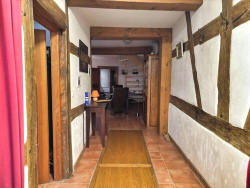 Flur im Erdgeschoss mit sichtbarem Fachwerk - 