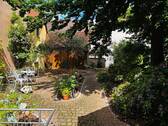 Gartenanlage mit Nebengebäude zum Lagern - 