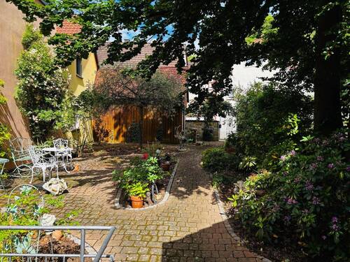 Gartenanlage mit Nebengebäude zum Lagern - 