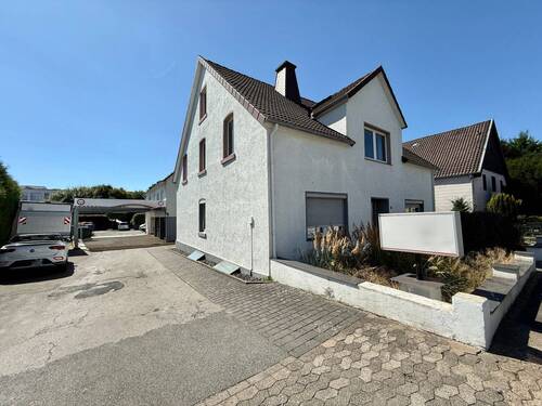 Einfahrt straßenseitig - 8 Zimmer Einfamilienhaus in Bad Salzuflen