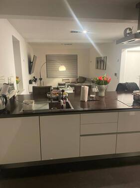 Vorderhaus mit Küchenblock/Esstheke - 