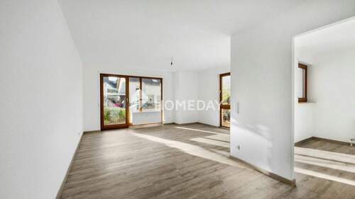 Wohnzimmer 1 - Helle EG-Wohnung mit überdachter Südterrasse und Stellplatz - ruhiges Wohnen nahe Breitenauer See