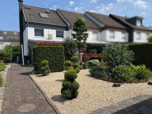 Rückansicht und Garten - Reihenendhaus mit viel Platz, Wintergarten und Garage - ideal für große Familien!