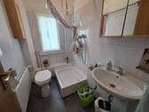 Bad mit Fenster, Dusche, WC und Waschbecken - 