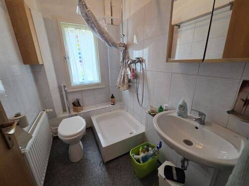 Bad mit Fenster, Dusche, WC und Waschbecken - 
