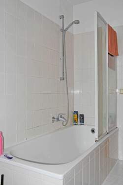 Badewanne mit Duschabtrennung - 