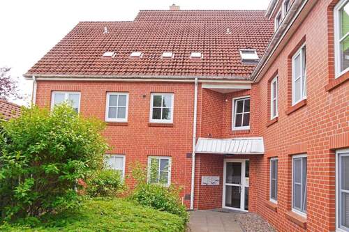 Hausansicht mit Eingang - 3 Zimmer Etagenwohnung zum Kaufen in Stade