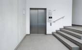 Treppenhaus mit Aufzug - 