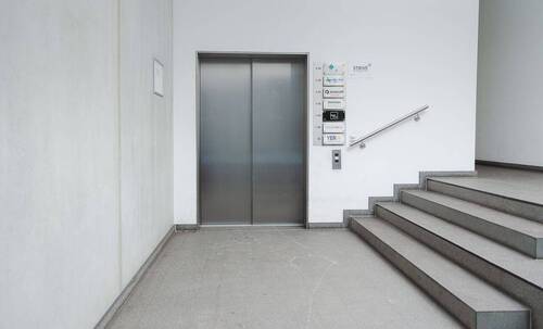 Treppenhaus mit Aufzug - 
