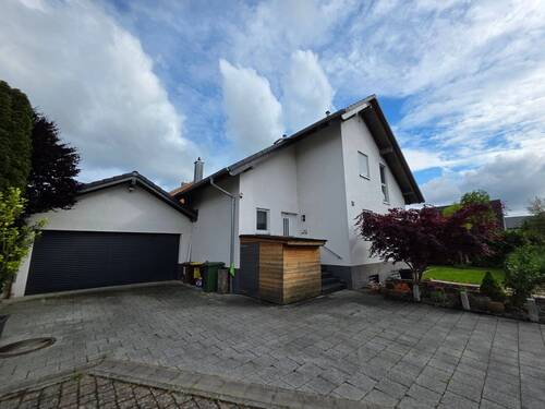 Hausansicht - +++ modernes, freistehendes 1-Familienhaus in begehrter Wohnlage von Ottersdorf +++