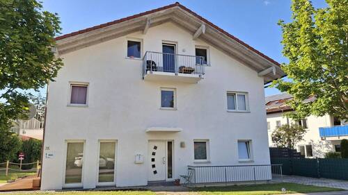 Haus vorne mit Balkon DG Whg. - DG Wohnung mit Süd-Balkon und Einbauküche. Tierhaltung nicht erwünscht.