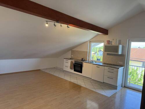 Sicht auf Küche mit Balkontür - Etagenwohnung mit 64,70 m&sup2; in Valley zur Miete