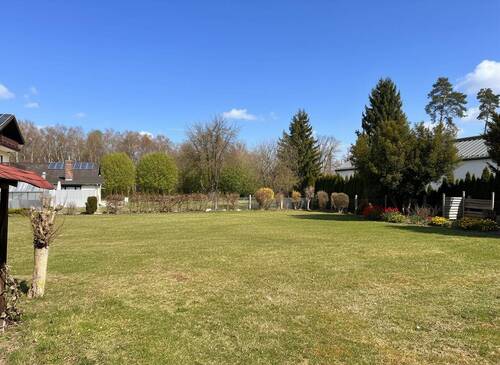 Naturnahe Parkanlage mit etabliertem Baumbestand und Raumreserven - 