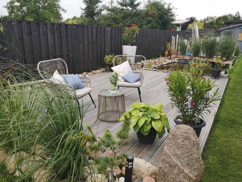 Außenanlage mit Holzterrasse - 