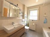 Badezimmer 1 mit Wanne - 3 Zimmer Etagenwohnung in Nürnberg