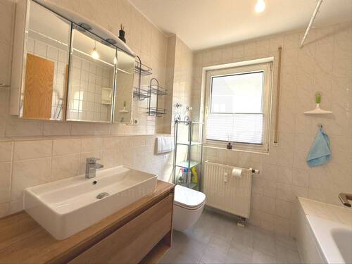 Badezimmer 1 mit Wanne - 3 Zimmer Etagenwohnung in Nürnberg