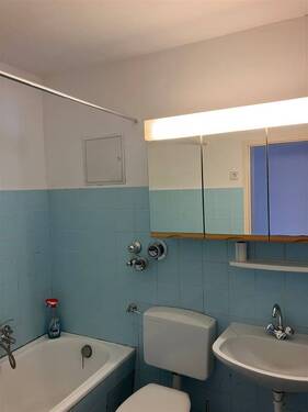 Bad mit Badwanne und Spiegelschrank - 