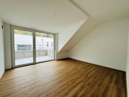 Schlafzimmer mit Zugang zum Balkon - 4 Zimmer Etagenwohnung zur Miete in Ravensburg