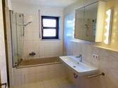 Badezimmer mit Fenster - 