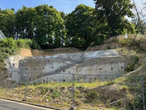 Fertige Hangsicherung - Baugrundstück in Eppstein-Vockenhausen: Baugenehmigung für Zweifamilienhaus vorhanden.