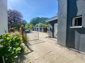 Zufahrt und 5 Garagen - Saniertes Haus mit vielen Garagen