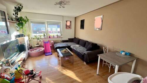 Helles Wohnzimmer mit Sofa - 3 Zimmer Etagenwohnung zur Miete in Melle