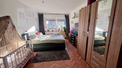Helles Schlafzimmer mit Bett - 3 Zimmer Etagenwohnung in Melle