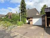Ansicht mit Garage - 