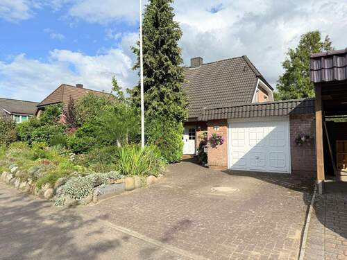 Ansicht mit Garage - 
