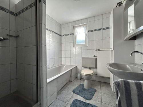 Bad mit Dusche und Wanne - 