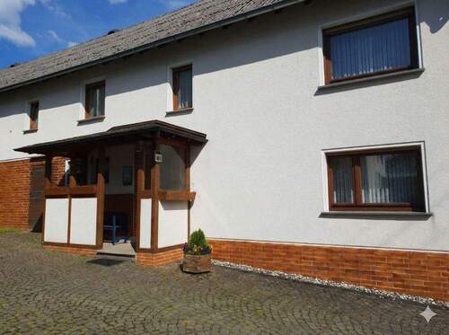 Blick zum Eingang - 5 Zimmer Einfamilienhaus zum Kaufen in Gieleroth / Herpteroth