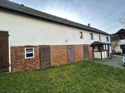 Blick zur Einfahrt - 5 Zimmer Einfamilienhaus in Gieleroth / Herpteroth