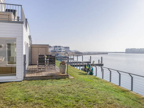 Ein Glas Wein, eine leichte Brise, das sanfte Plätschern der Wellen – pure Entspannung - 