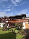 Rückansicht Titelbild - Gepflegtes Einfamilienhaus mit EBK, Balkon, schön angelegtem Garten und Aussicht