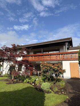 Rückansicht Titelbild - Gepflegtes Einfamilienhaus mit EBK, Balkon, schön angelegtem Garten und Aussicht