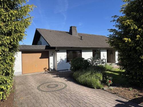 Stellplatz und Garage - 6 Zimmer Einfamilienhaus in Waldbröl