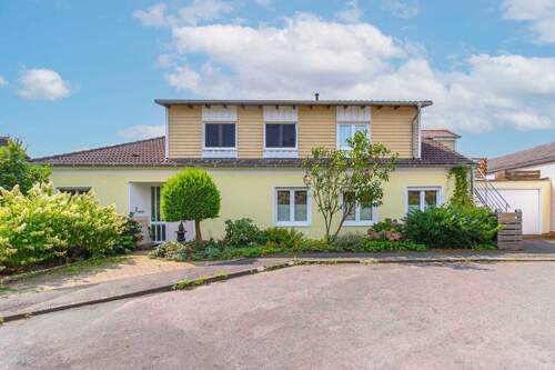 Außenansicht - Viel Raum für Ihre Zukunft - Großzügiges Zuhause in beliebter Lage von Wehrshausen