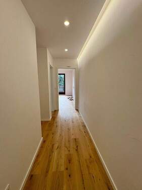 Flur in Richtung Wohnzimmer - 2 Zimmer Etagenwohnung in München