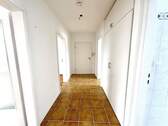 Flur mit praktischem Einbauschrank - 