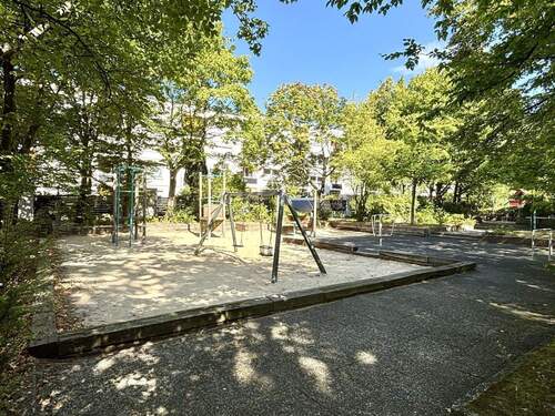 Blick in den Innenhof/ Privatspielplatz - 