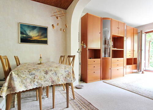 Essbereich mit Blick in das Wohnzimmer - 