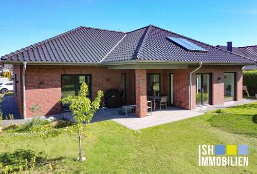 Außenansicht - Traumhafter Walmdach-Winkelbungalow in ruhiger Lage von Himmelpforten!