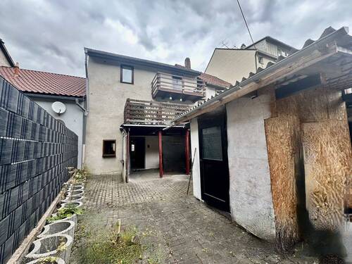 kleines Grundstück wartet auf grünen Daumen - 