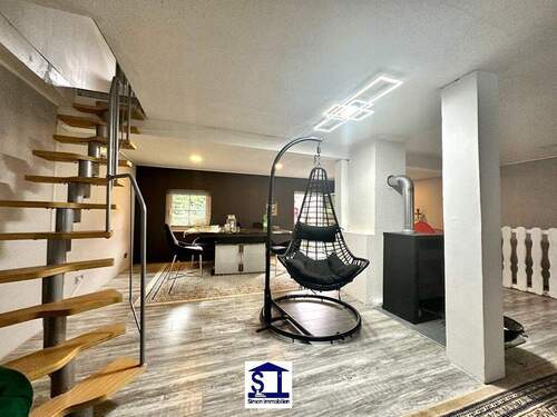 Wohnzimmer mit Kaminofen - 3 Zimmer Reihenmittelhaus zum Kaufen in Schmalkalden