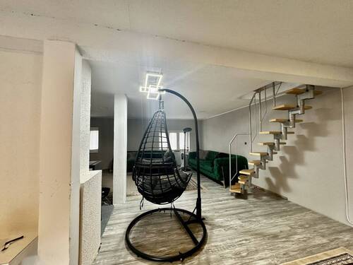 großes Wohnzimmer mit Balkon - 