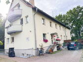 Straßenseite mit Parkplätzen - 