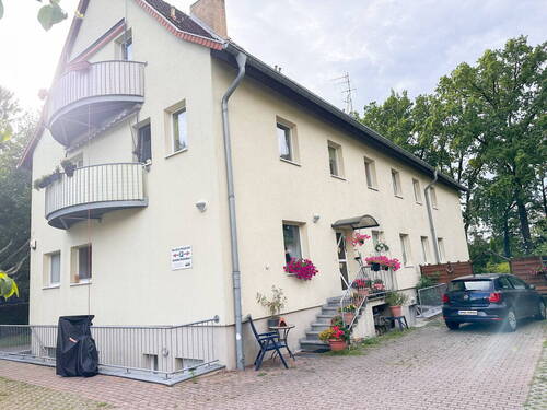 Straßenseite mit Parkplätzen - 