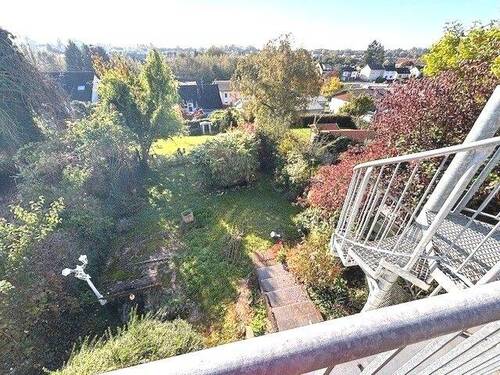 Terrasse mit Treppe zum Garten - 