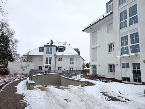 Zufahrt Tiefgarage - Barrierearm & Energieeffizient: Seniorengerechte 2 Zimmer- Wohnung mit Balkon